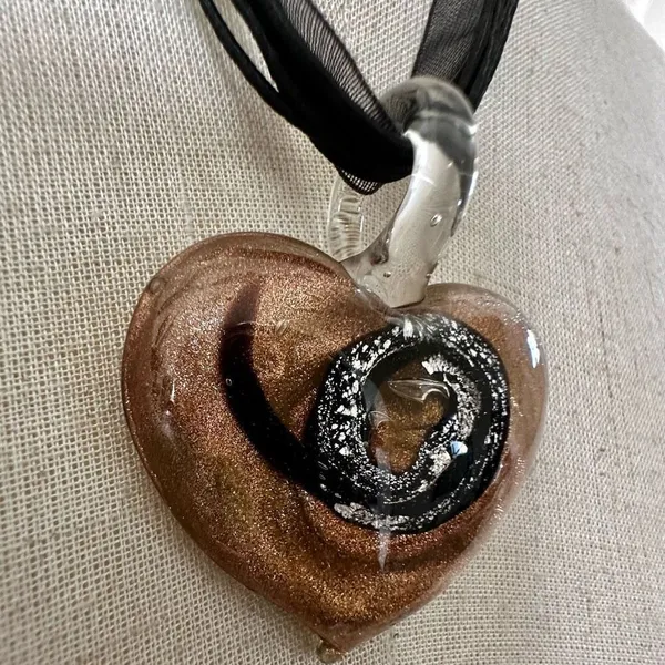 Gold tone black glass heart pendant necklace - Image 5