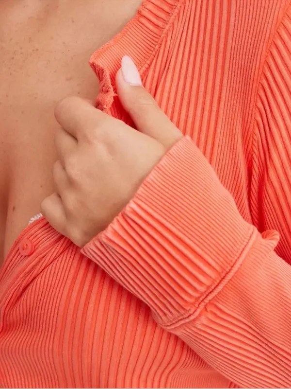 $45 NWOT Aerie Women’s Coral Orange Ribbed Road Trip Henley, Size Medium - Image 3