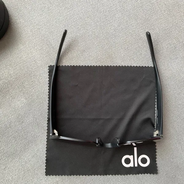 Alo Yoga Stunner Sunglasses Black - Image 8