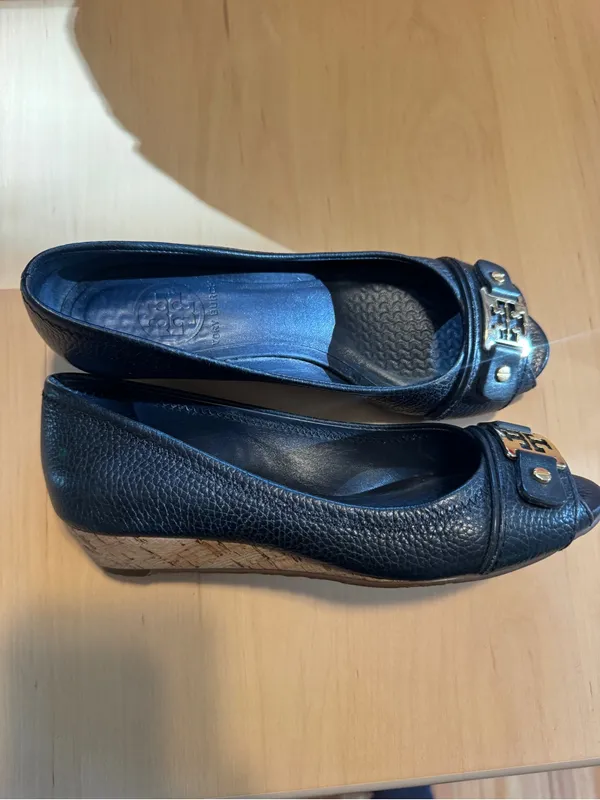 Tory Burch Black Leather Peep-Toe Heels with Gold Logo Accent - Image 4