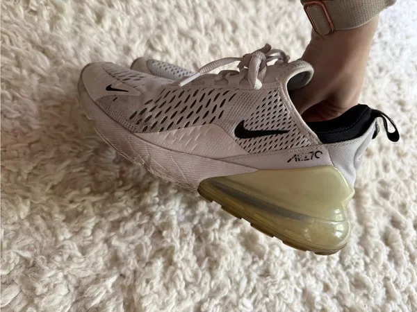 Nike White and Black Air Max 270 Trainers with Air Sole - Image 3
