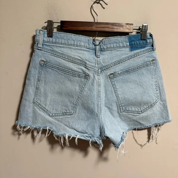 Abercrombie & Fitch The Mom Short High Rise Light Wash- Size 6 (28) - Image 5