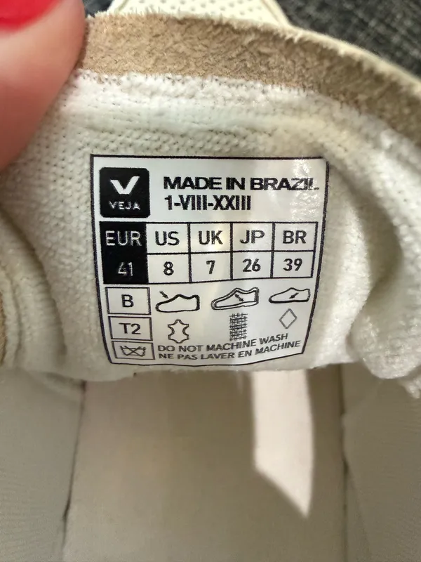 Men’s Veja v-90 shoes- like new size 8 - Image 4