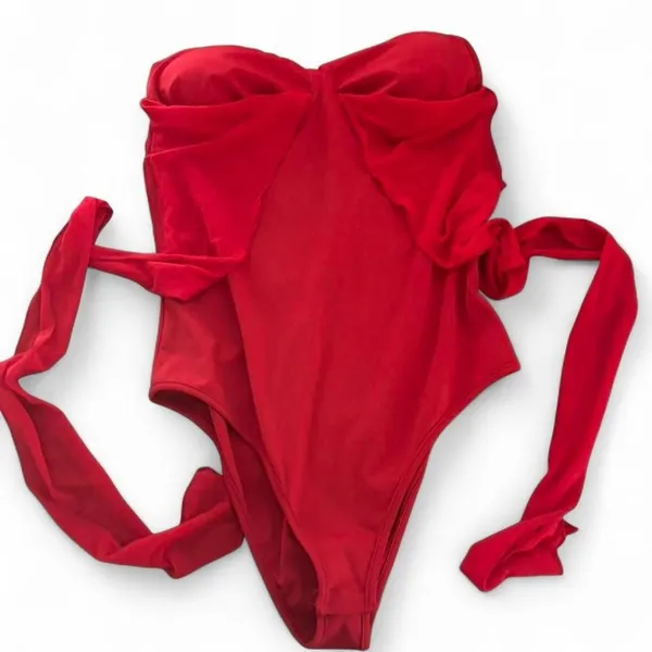 Bold and flattering‎ OGGI strapless bodysuit in a vibrant cherry red color - Image 2