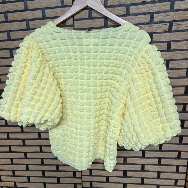 &merci‎ Pale Yellow Textured Bubble Sleeve Blouse Size Medium - Image 2