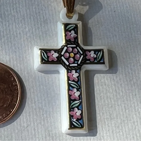 Avon Vintage White Enamel Floral Cross Necklace 24” Goldtone Rope Chain - Image 7