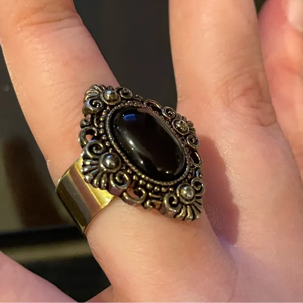 Vintage style statement ring. Diamond shaped with black oval center. Adjustable - Image 4
