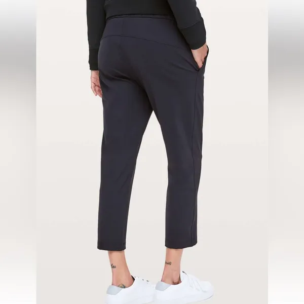 Lululemon On‎ The Fly Crop 23” black Pants 6 athleisure yoga workout streetwear - Image 2