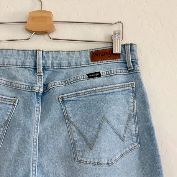 Wrangler High Rise Loose Straight Distressed Light Wash Jeans Size 12 - Image 7