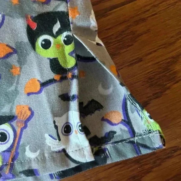 Halloween V-neck Scrub Top Owls Bats Witches Two Pockets Size Medium Medical Vet - Image 7