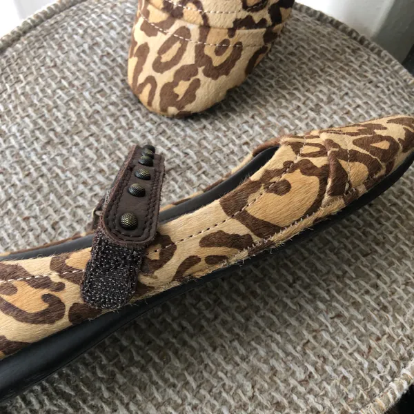 Vintage 100% GENUINE LEATHER fuzzy brown and tan leopard print Mary Jane ballet flats with gold studs ad velcro strap closure - Image 4