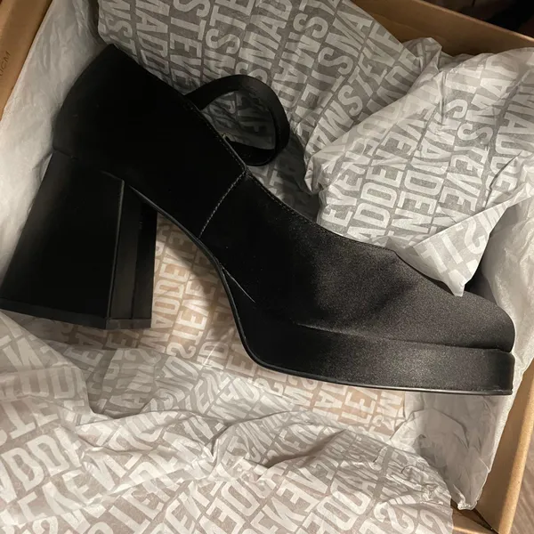 Steve Madden NWT MINGLE Black Satin Platform Mary Jane Heel. Size 9 - Image 3
