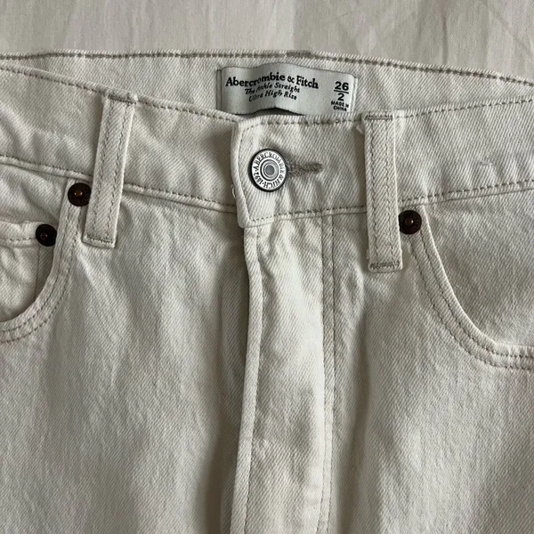 Abercrombie & Fitch Ultra High Rise Ankle Straight Jean in Cream - Image 7