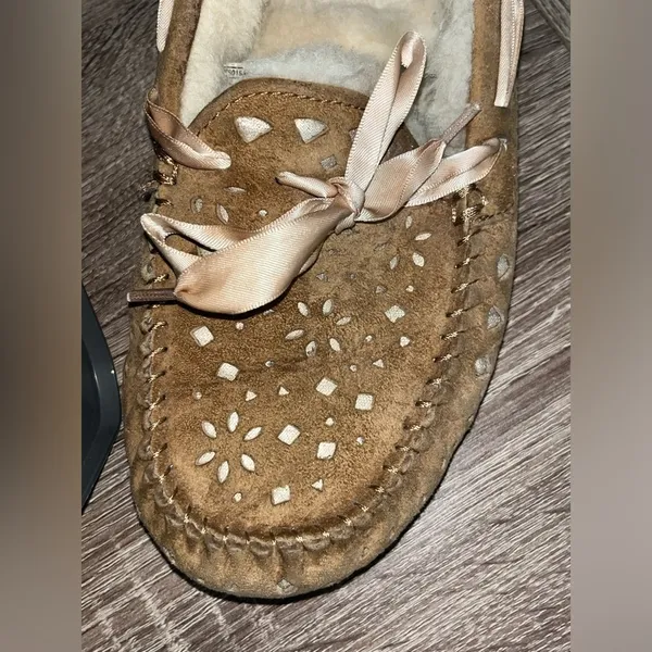 UGG Dakota Sunshine Perf Ribbon Satin Laces Bow Leather Chestnut Slippers Sz 9 - Image 9