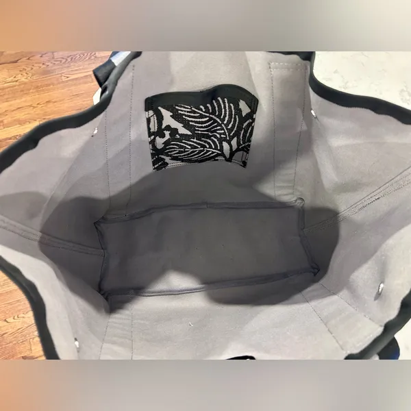 Lululemon Athletica Black and Grey Gym or Beach Tote - Image 5