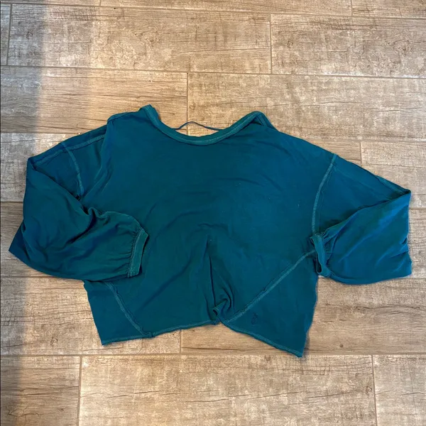 Teal long-sleeve crop top with a front twist detail. - Image 3