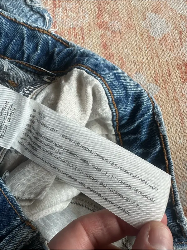 Abercrombie and fitch the mom short high rise size 29 or 8 medium wash denim - Image 5