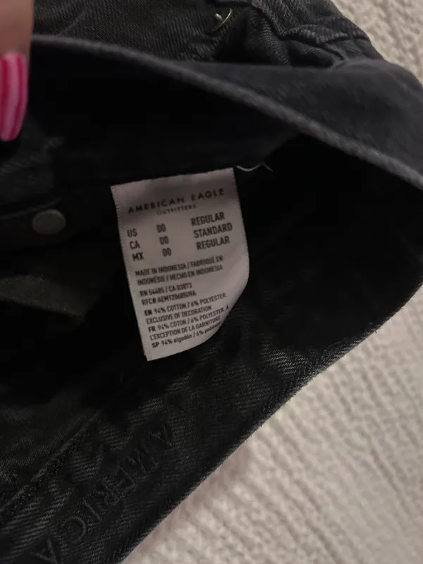 American Eagle Relaxed Mom Jeans Ripped Distressed - Image 4