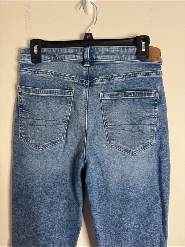 American Eagle Strigid Distressed Ripped Knees Mom Jeans Light Wash size 6 Short - Image 5
