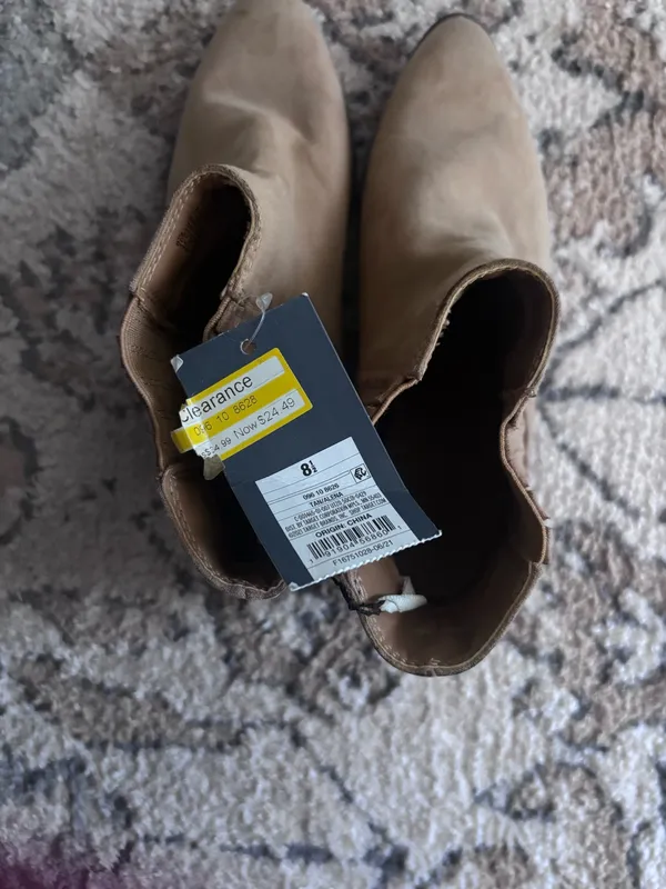 Universal Threads Women's Alena Western Memory Foam Boots - Tan Size 8.5. NWT. Has some minor scuffs from storage that can be easily cleaned. No damage. - Image 4