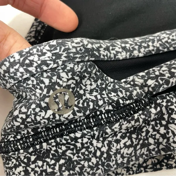 Lululemon Rise and Run Sports Bra Flahsback Static Black White Sz 6 408 - Image 4