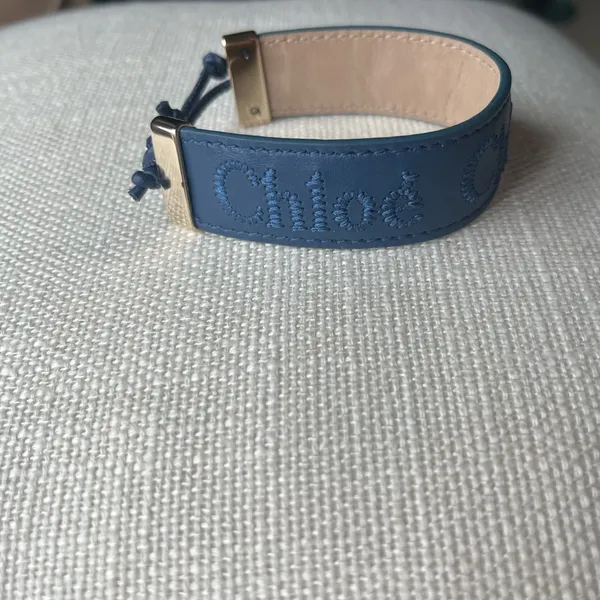 CHLOÉ | Embroidered-Logo Leather Woody Bracelet Navy Blue - Image 4