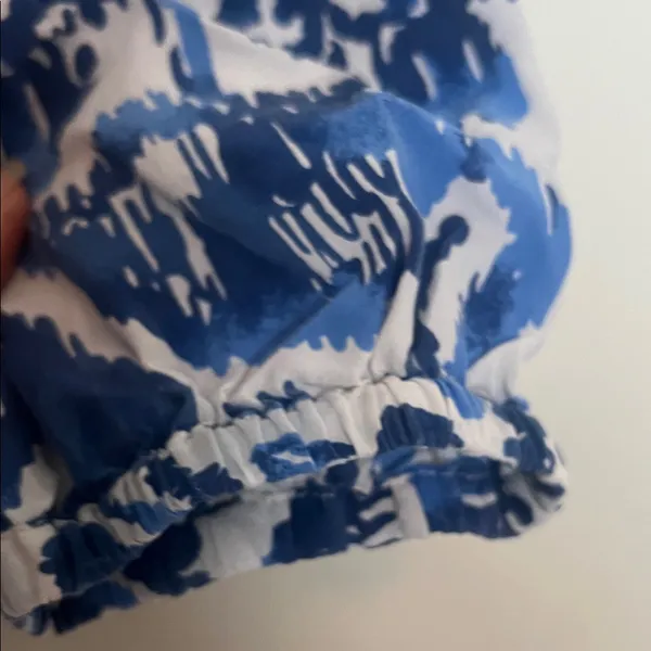 Lilly Pulitzer with Flaws Med  Blue and White Patterned Blouse - Image 7