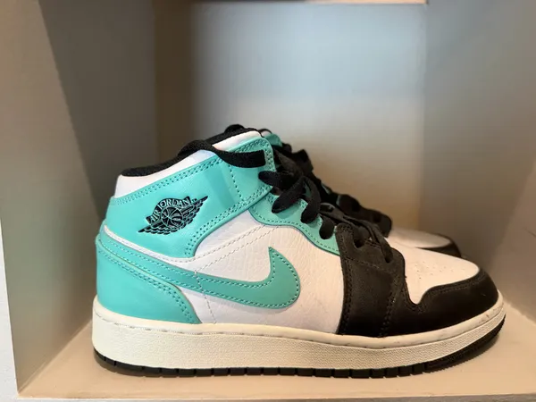 Air Jordan 1 Mid Tropical Twist - Image 3