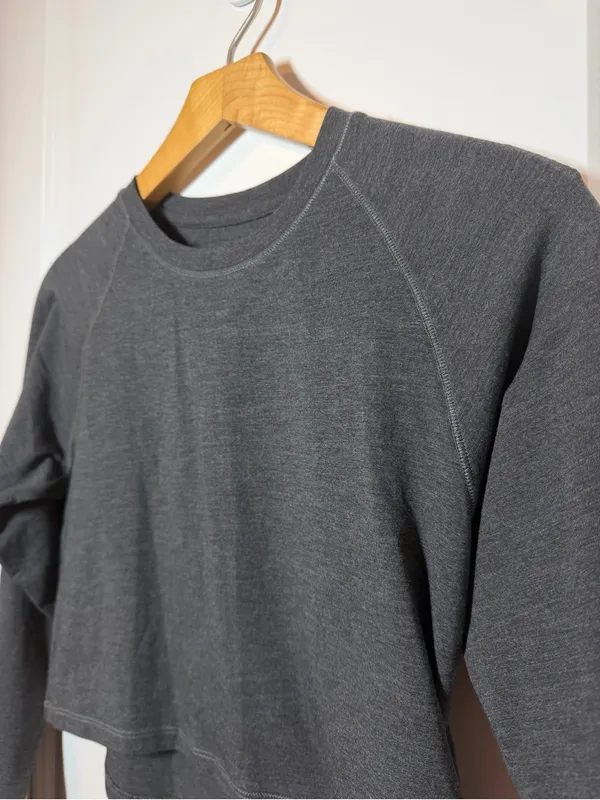 Alphalete Stratus Long Sleeve Crop Top in Charcoal Grey - Image 5