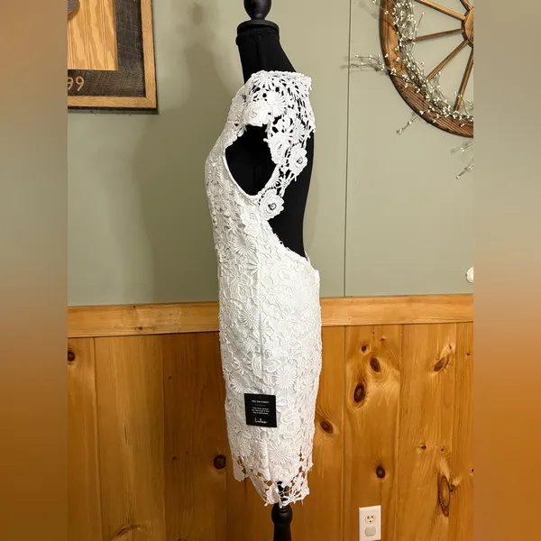 Lulu's White Floral Lace Backless Sheath Dress Size M NWT Classy, Feminine - Image 5