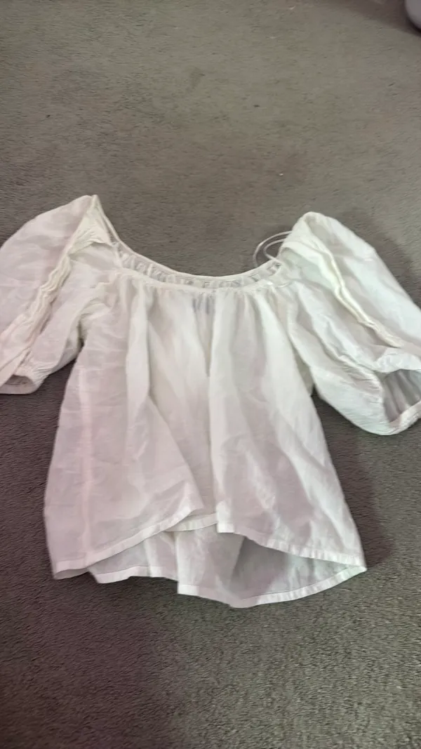 White old navy flowy top - Image 2