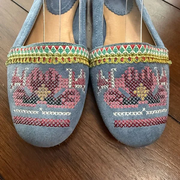 Anthropology Latigo Blue Embroidered Suede Size 7.5 Flats - Image 2