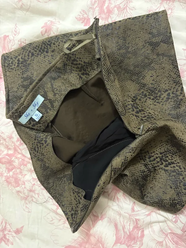 She + Sky shorts snakeskin - Image 2