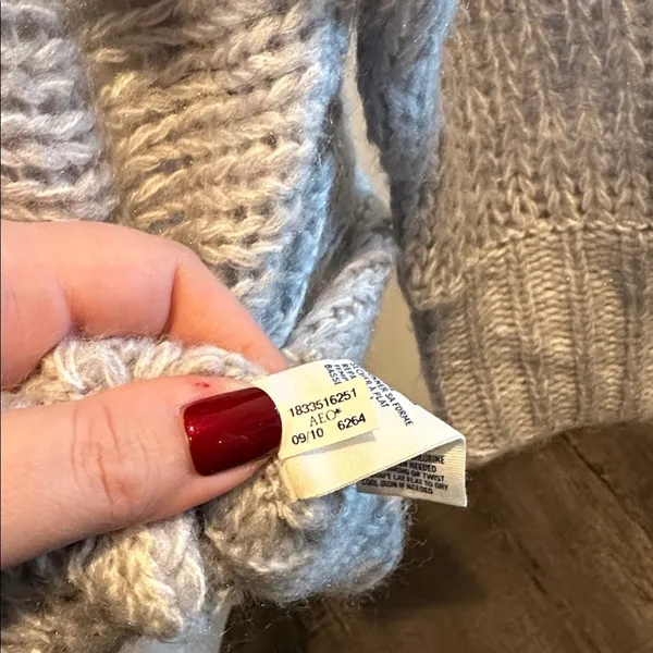 American Eagle Large Y2K Light Gray Wool/Mohair-Blend Open‎ Knit V-Neck Sweater - Image 9