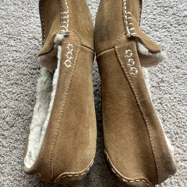 UGG Slippers/moccasins Woman’s 9 - Image 5