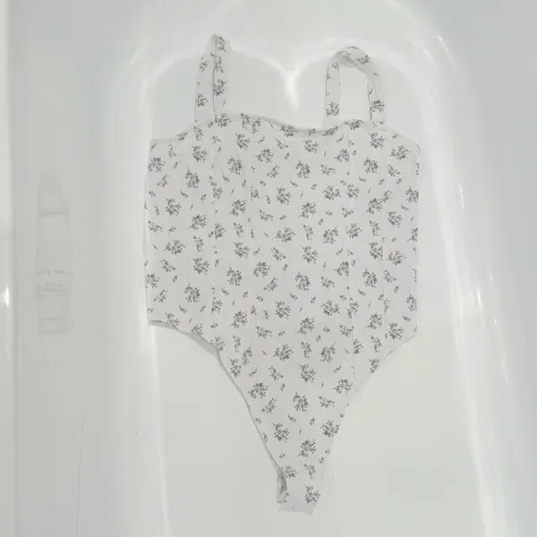 H&M Jersey Thong Bodysuit size Medium Print is lavender small flowers - Image 3