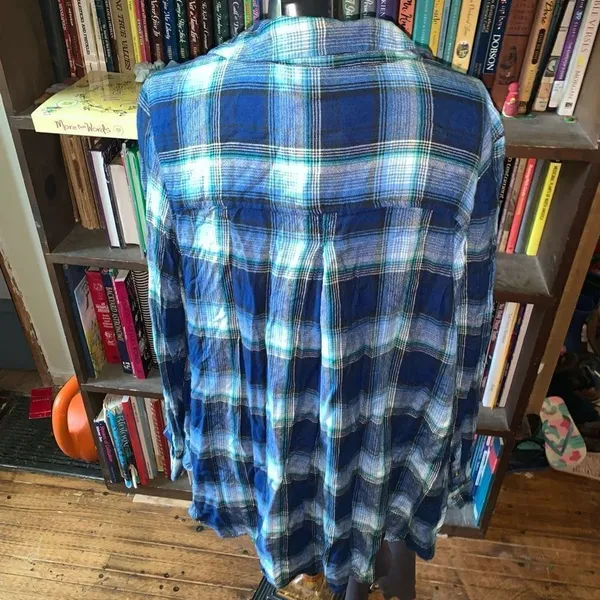 American Eagle blue tartan plaid flannel M boyfriend fit button down shirt - Image 2
