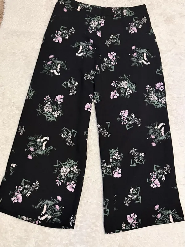 Ann Taylor Women's Black Floral High-Waisted Wide-Leg Cropped Pants size 4 - Image 2
