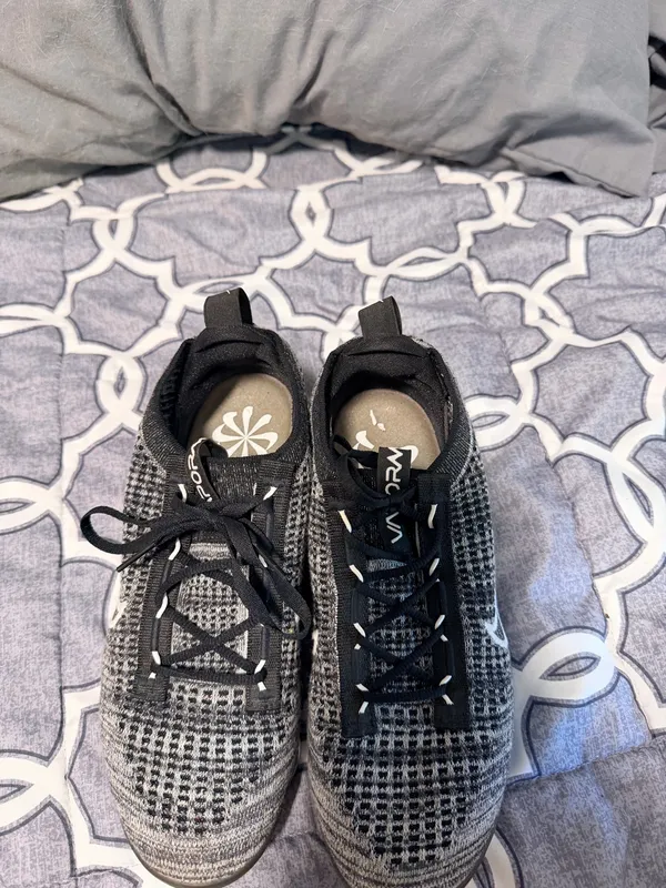 Nike Vapor Max Tennis Shoes - Image 3