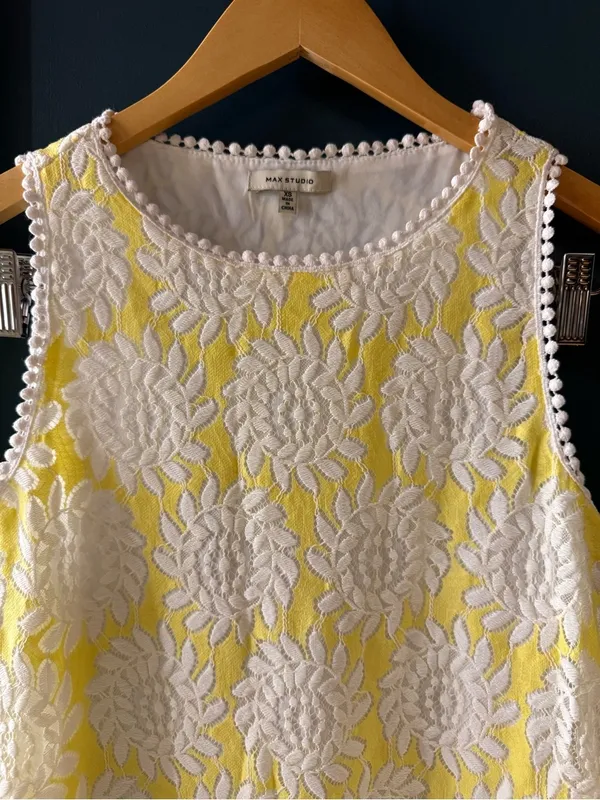 Max Studio SZ XS White/Lemon Yellow Lacy Floral Overlay Sleeveless Shift Dress - Image 2