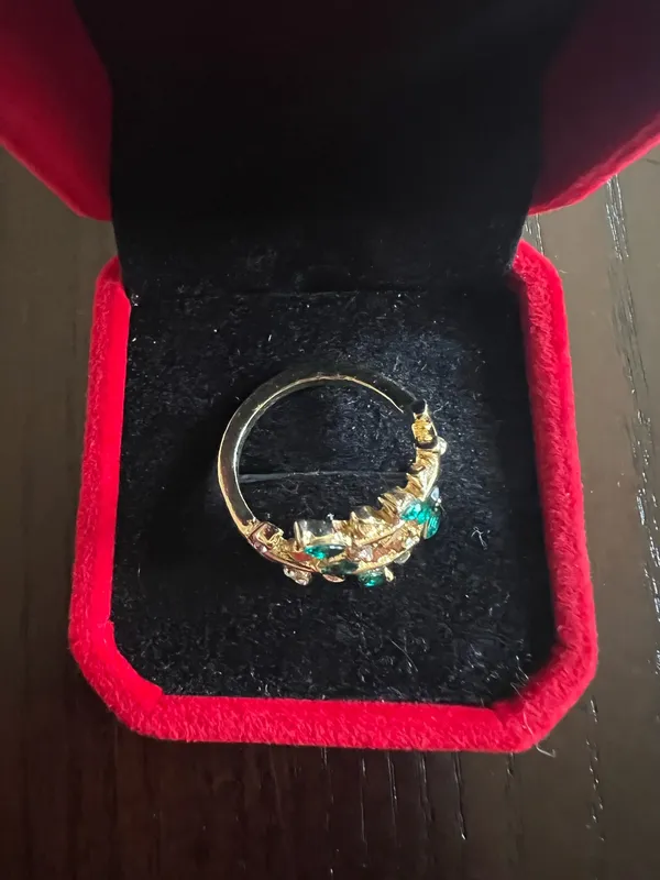 Ladies Gorgeous Golden with Faux Emerald Gemstone Ring Size 8 - Image 3