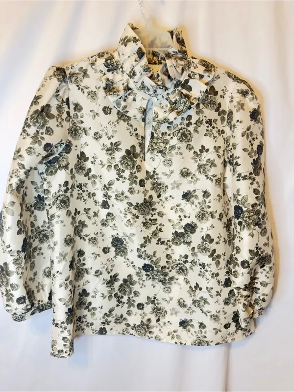 TUCKERNUCK Faded Roses Bouvier Blouse Size Medium - Image 5