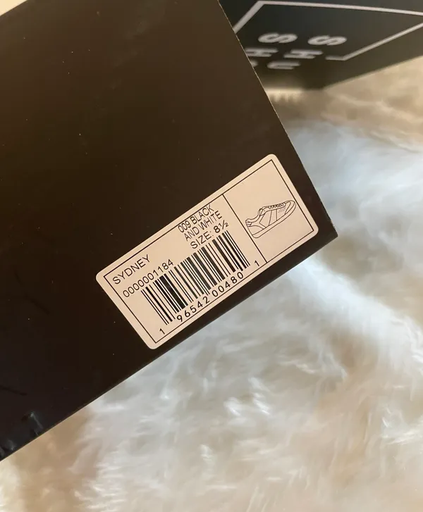 Sneakers Size 8.5 - Image 5