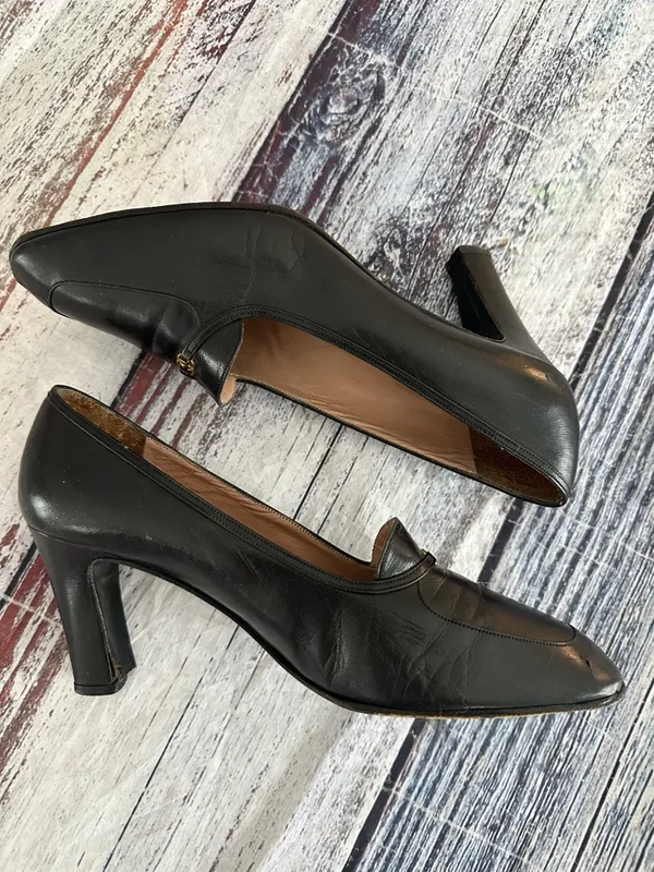 Vintage Gucci Black Leather Mid-Heel Pumps with Gold Monogram Accent - Image 5