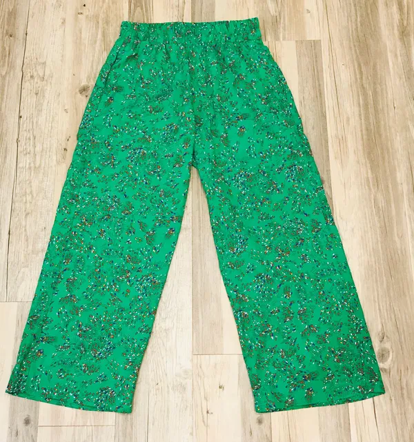 Sienna Sky NWT  cropped green pants sz small. - Image 4