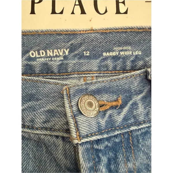 Old Navy High Rise Baggy Light Wash Wide Leg Jeans with Frayed Hem - Image 2