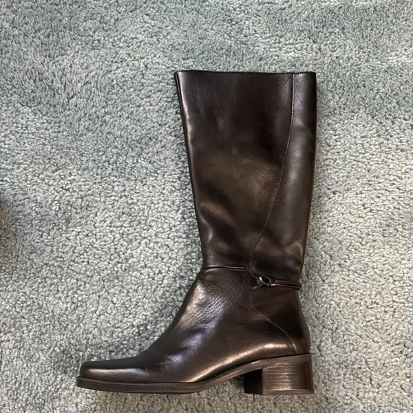 Naturalizer BNWOT knee high black leather boots. Never worn. With box. Size 7. - Image 3