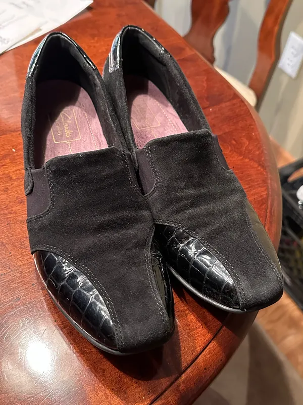 Clarks Everyday Womens size 10 Slip On Suede Black Patent Heel Loafers - Image 4