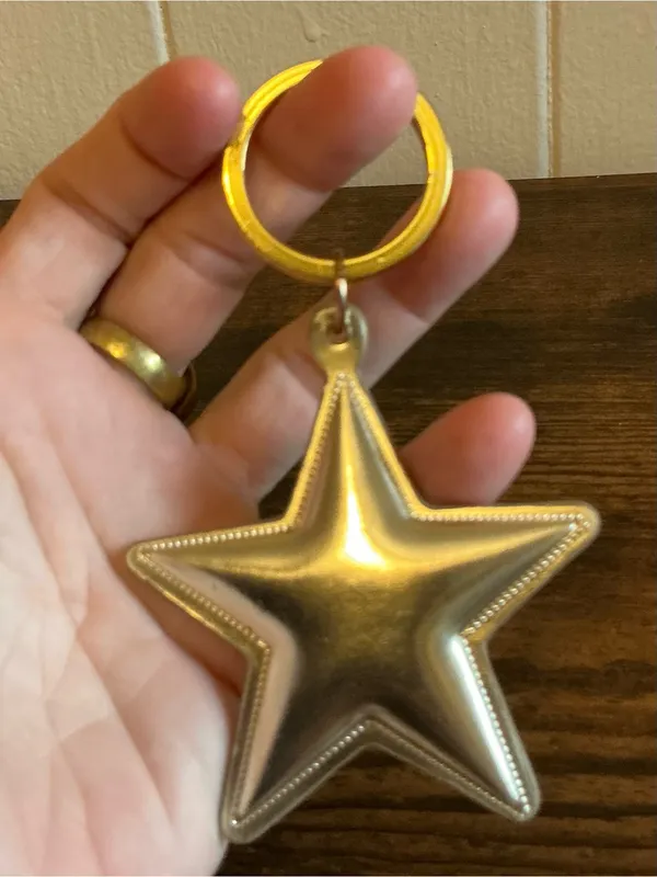 A rare HTF MARC JACOBS Gold Tone Metallic Padded Star Key Chain / Purse Charm - Image 3