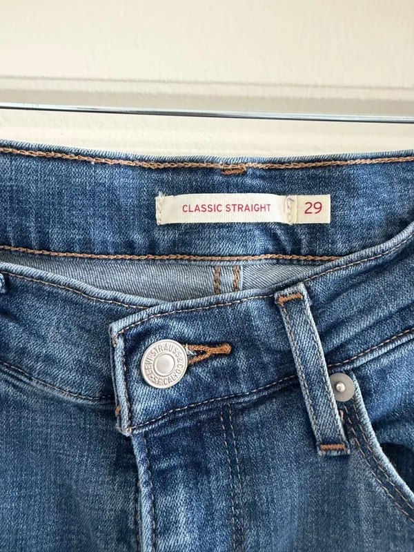 Levi’s Classic Straight Women’s Jeans in Medium Blue - Image 3